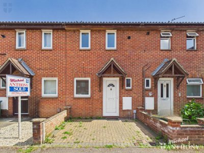 Property on The Dell, HP20 1YP