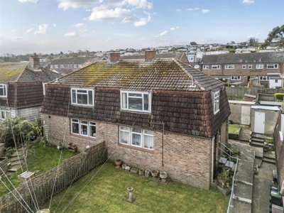 Property on Quarry Close, BH19 2QY