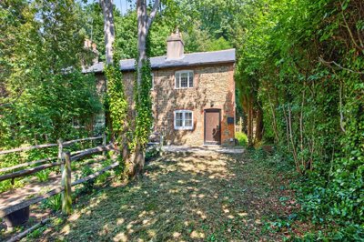 Property on GU7 1PW