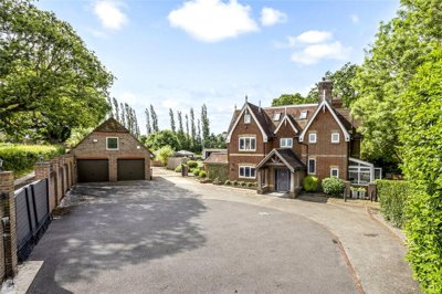 Property on RH13 8EQ