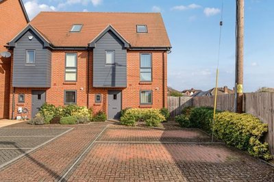 Property on Francis Close, RG18 3GP