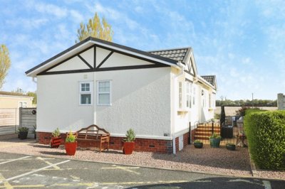 Property on Meadow Close, CV35 0AG