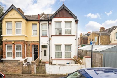 Property on Temple Road, TW3 1XS