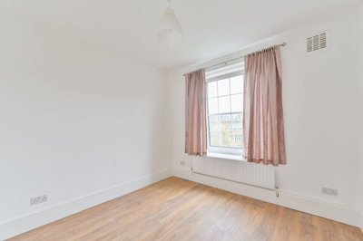 Property on Kennington Oval, SE11 5BX