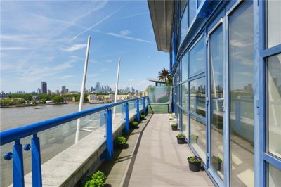 Property on Newton Place, E14 3TS