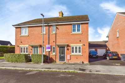 Property on Skylark Road, SN12 7FY