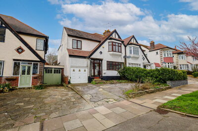 Property on Thames Drive, SS9 2XQ