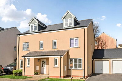 Property on Raven Close, PL18 9FQ