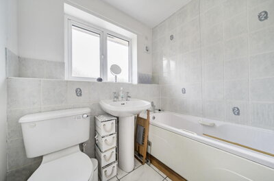 Property on Llwyn Perthi, SY22 6QX