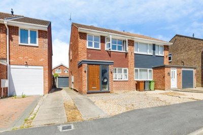 Property on Snowdon Close, LN5 8SY