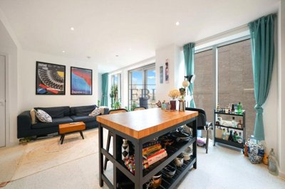 Property on E1 2FQ