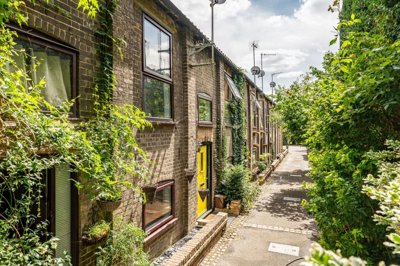Property on SG12 9BW