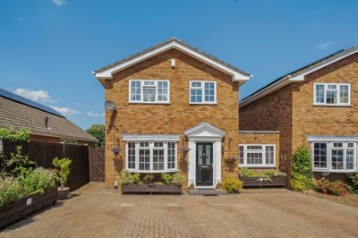 Property on Queens Close, MK45 1EE
