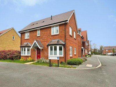 Property on Kemp Close, GU12 6GF