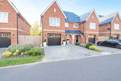 Property on Edward Close, EN7 5FD