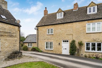 Property on Oxford Court, OX25 3RH