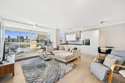 Property on Cheyne Walk, SW3 5HN