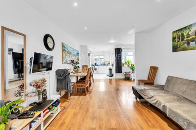 Property on Strafford Road, TW3 3EW