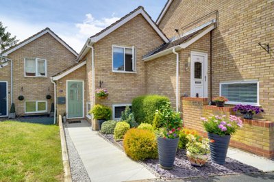 Property on Shaftesbury Way, SG8 9DE