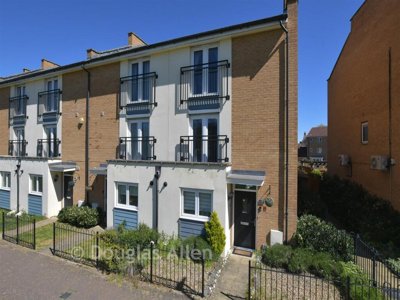 Property on Clenshaw Path, SS14 2FP
