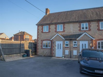 Property on Peacemarsh Road, SP8 4EU