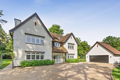 Property on Frensham Vale, GU10 3HT
