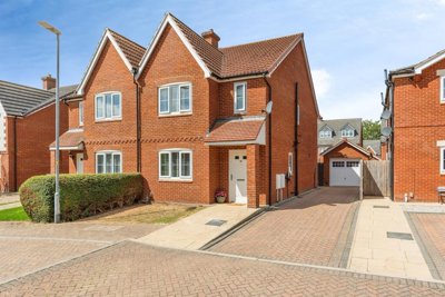 Property on Garden Close, NG31 9EF