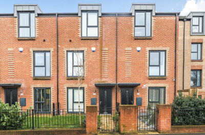 Property on Oldham Road, M40 7XS