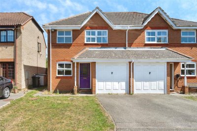 Property on Longfields, CB6 3DN
