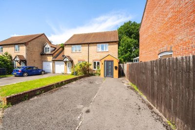 Property on Simmons Field, RG18 4ET