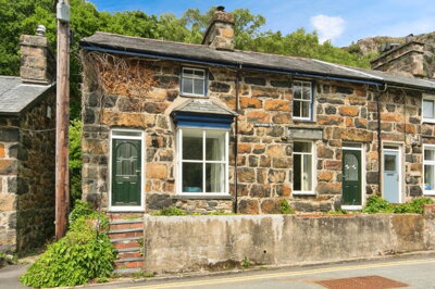 Property on Stryd Gwynant, LL55 4LY