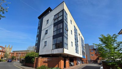 Property on RG14 5AF