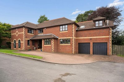 Property on Kingshill Way, HP4 3TP