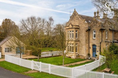 Property on Station Yard, OX13 6RX