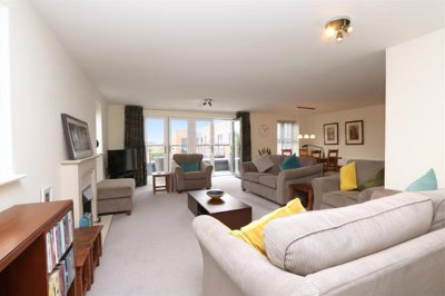 Property on SK4 3BN