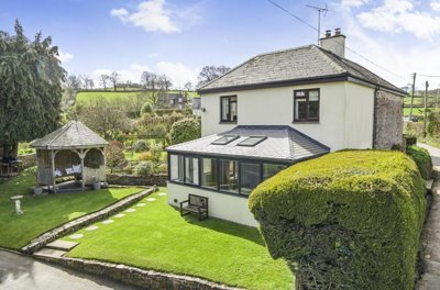 Property on EX16 4NT