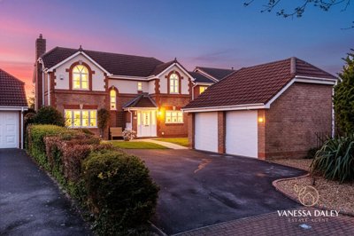 Property on Greenmead Close, PR4 0AF