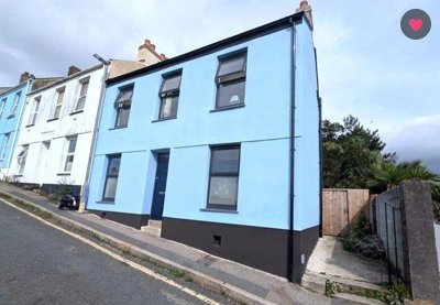 Property on TR11 2AR