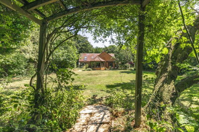 Property on PE32 1QP