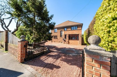 Property on Downs Road, LU5 4DE