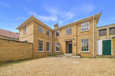 Property on PE8 4DZ