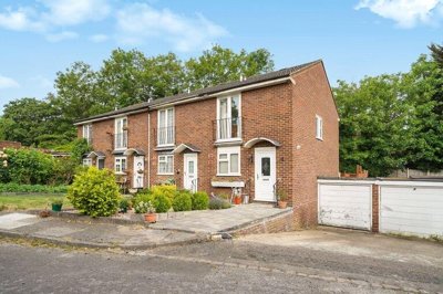 Property on Pine Close, N14 5QA