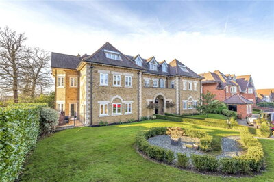 Property on Cockfosters Road, EN4 0JT