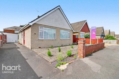 Property on Meadowlake Crescent, LN6 0HZ
