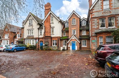 Property on London Road, RG1 5AS