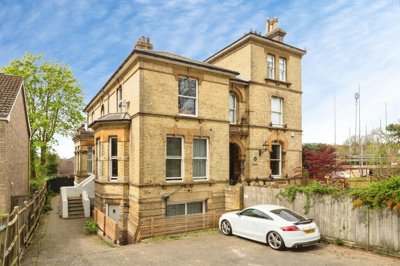 Property on London Road, TN4 0PX