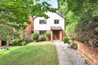 Property on The Hawthorns, SG12 0XY
