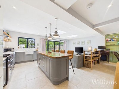 Property on Queens Road, OX9 3NQ