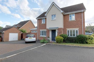 Property on Berkeley Close, LU7 9FG