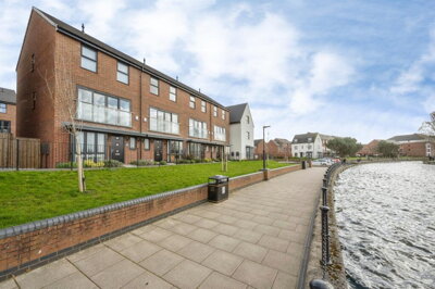 Property on Lapwing Close, DN4 5QG